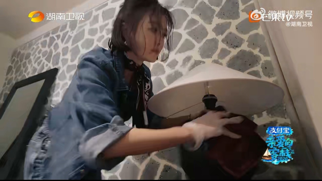 秦岚：我以为来客栈是度假，结果被王鹤棣卷到睡不着！棣棣这工作狂模式太强了。秦岚被