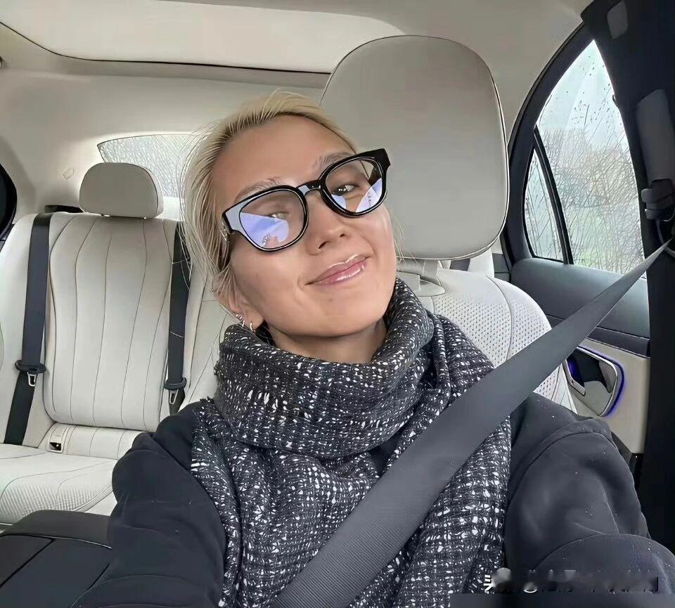 你敢相信这是同一个人吗？
你敢相信曾经的“超级女声”已经40岁了吗？

何洁，四