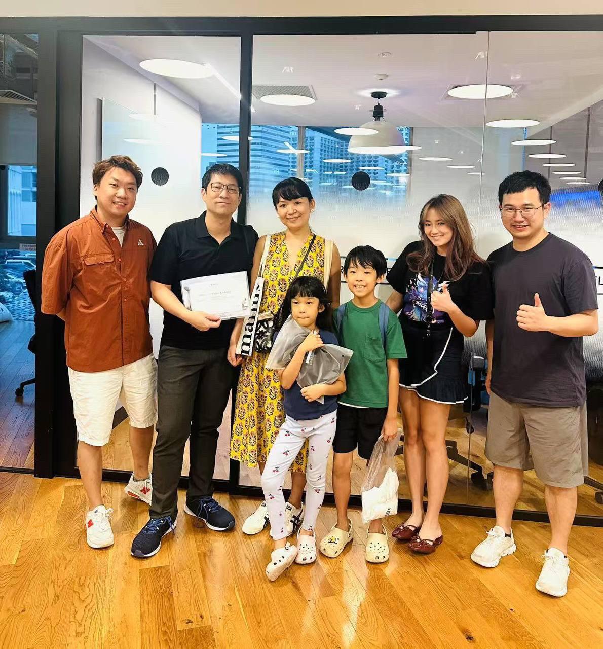 今天在新加坡的 Manus 办公室，我们有幸颁发了两个不寻常的奖项。拍摄花絮 创