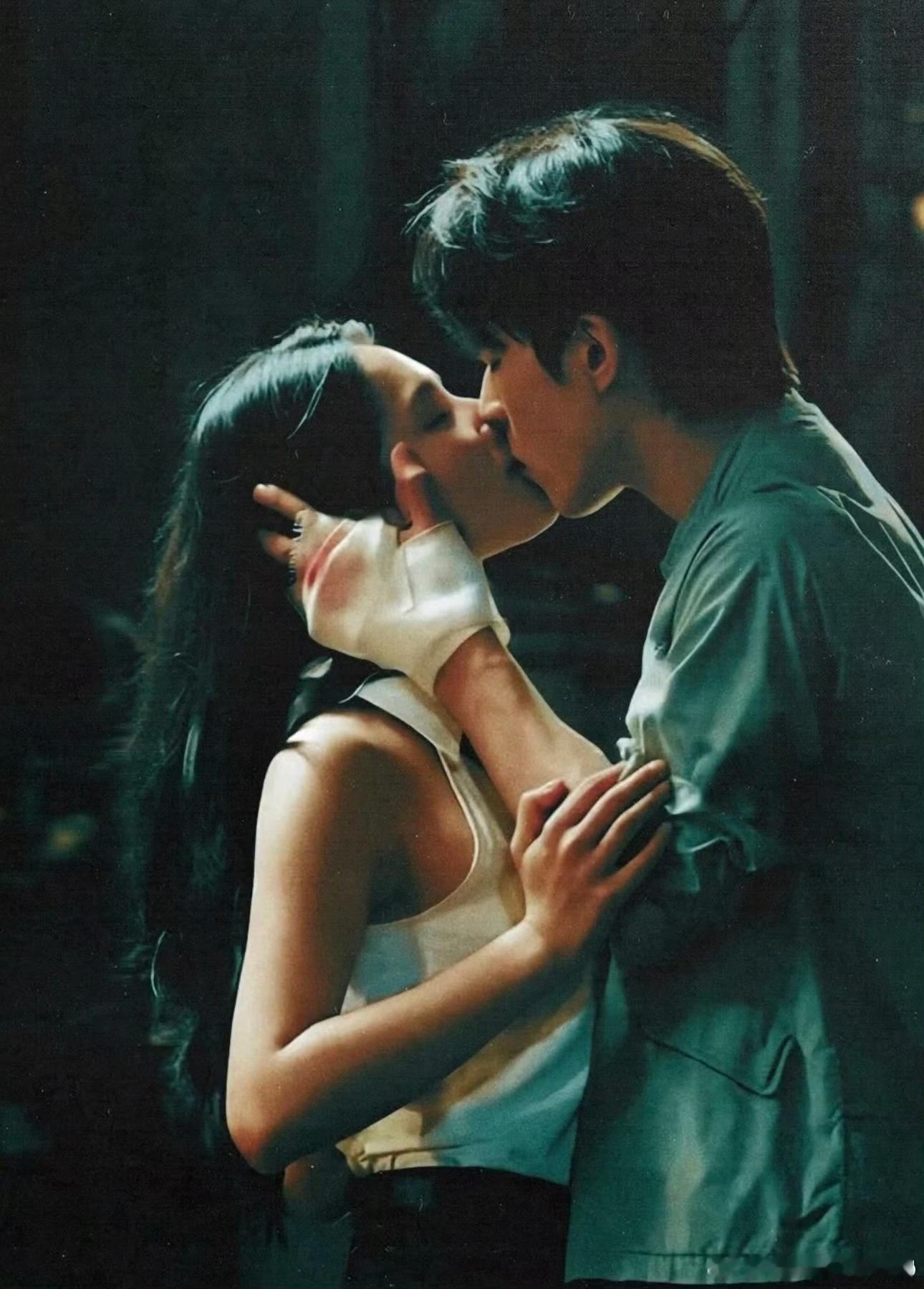 宋威龙张婧仪新剧初吻野狗骨头潮湿雨夜限定初吻名场面刷屏，陈异笨拙掩饰心动，苗靖坦