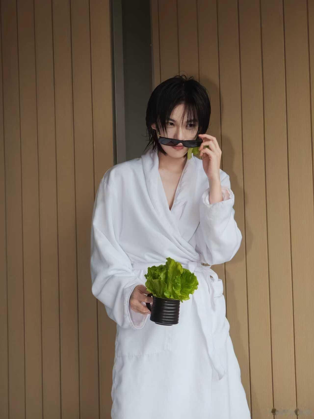 陆柯燃不语只是一味going我陆柯燃浴袍照  陆柯燃浴袍照来啦！ ​​​​湿发、