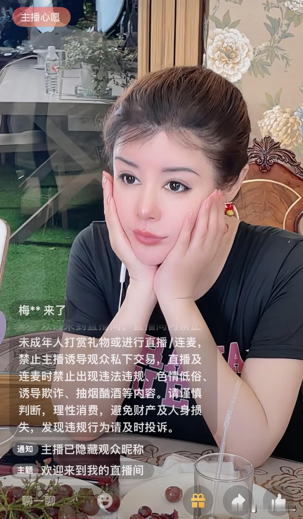 发现于文红吃饭挺特别，
一，整个吃饭过程持续时间很长，大约两个小时。

二，就一