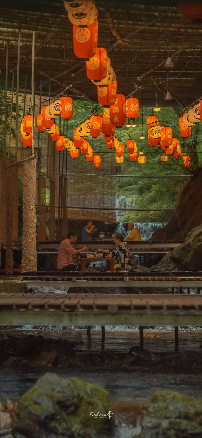 每一行都有个江湖，都不容易混，更别说混出头。—— 张北海 《侠隐》 