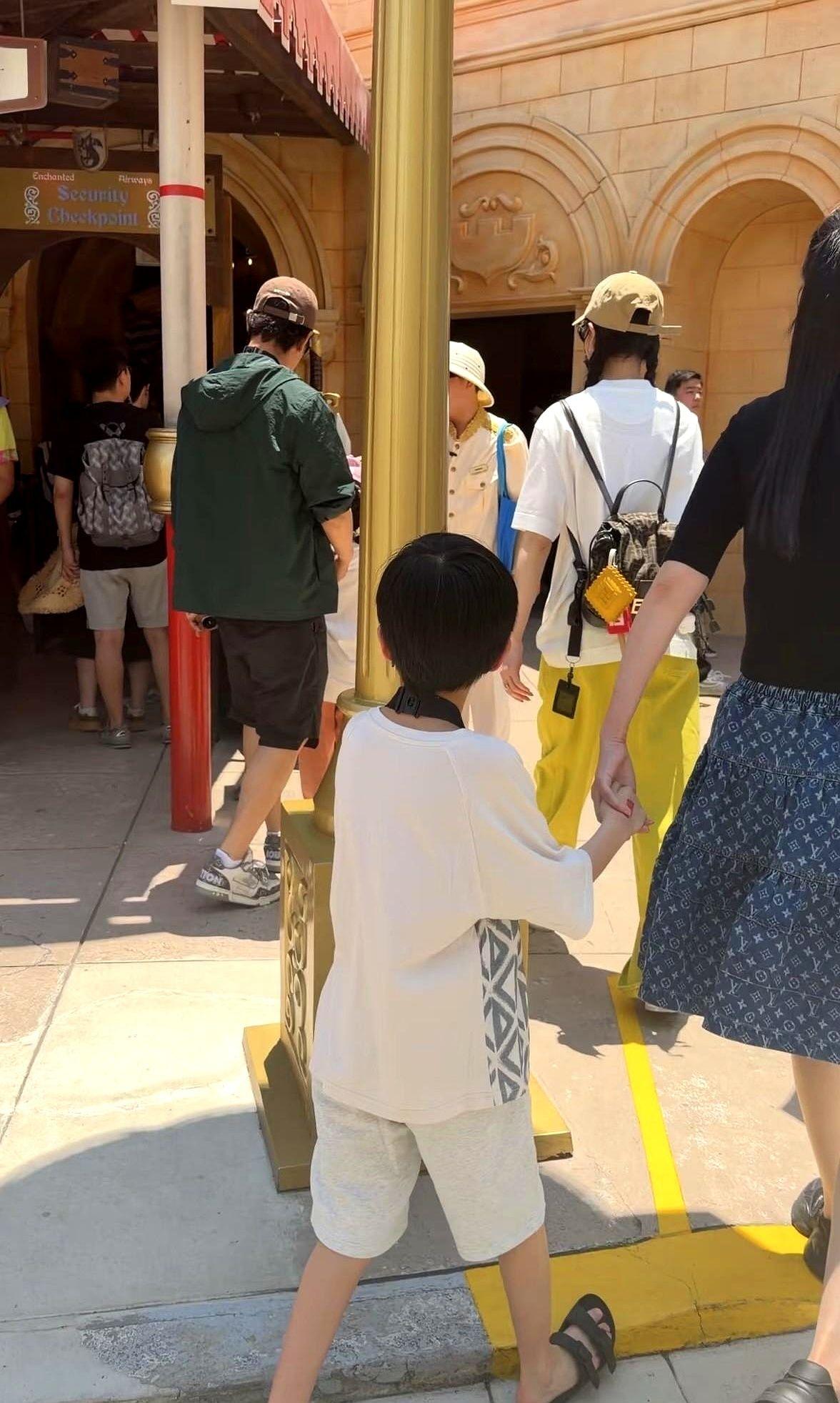 唐嫣罗晋婚变？假的！人家一家三口清明假期在新加坡环球影城被路人偶遇了！

唐嫣素