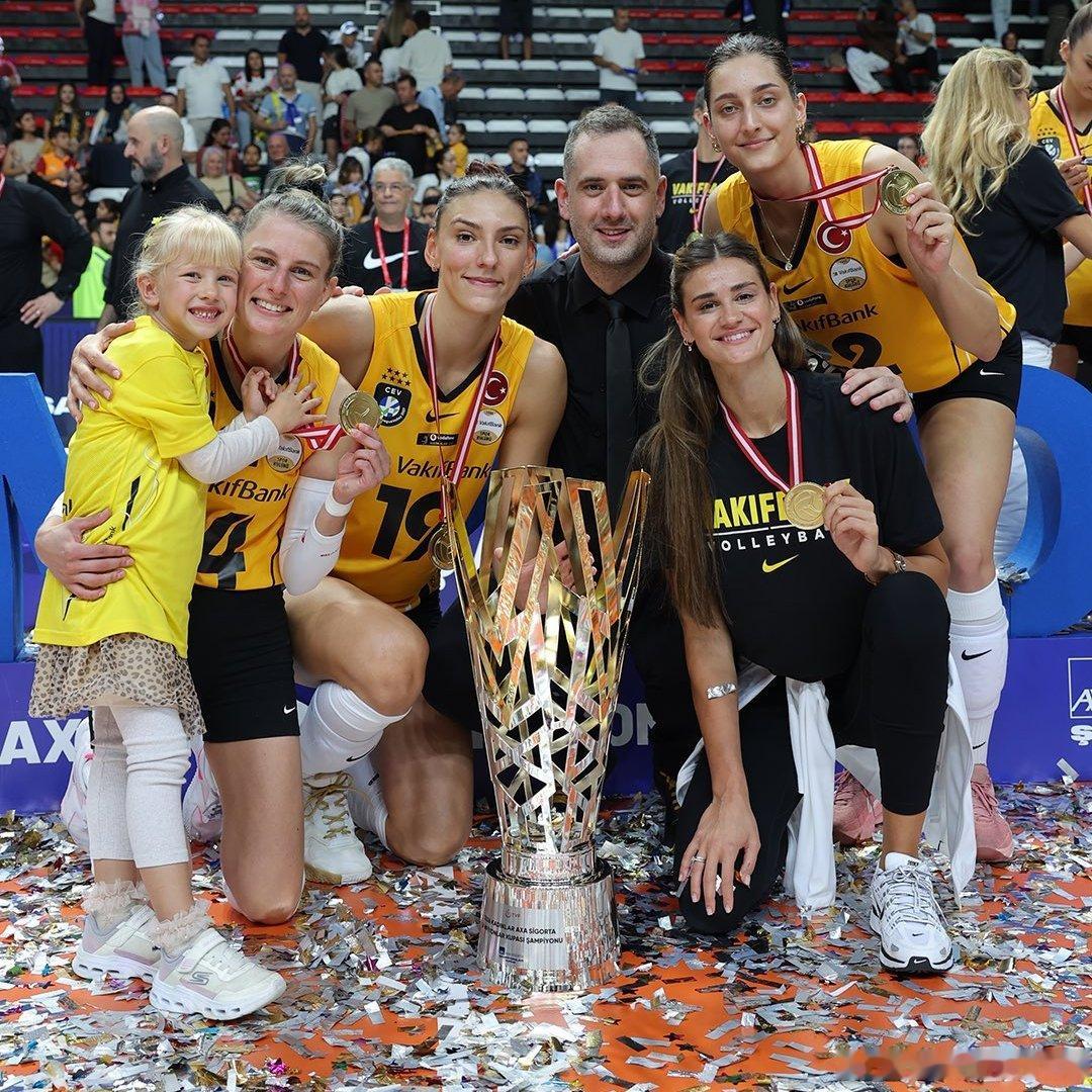 中国女排[超话] 🏆🇷🇸瓦基弗银行队中的塞尔维亚成员：杰格迪奇 - 博斯科