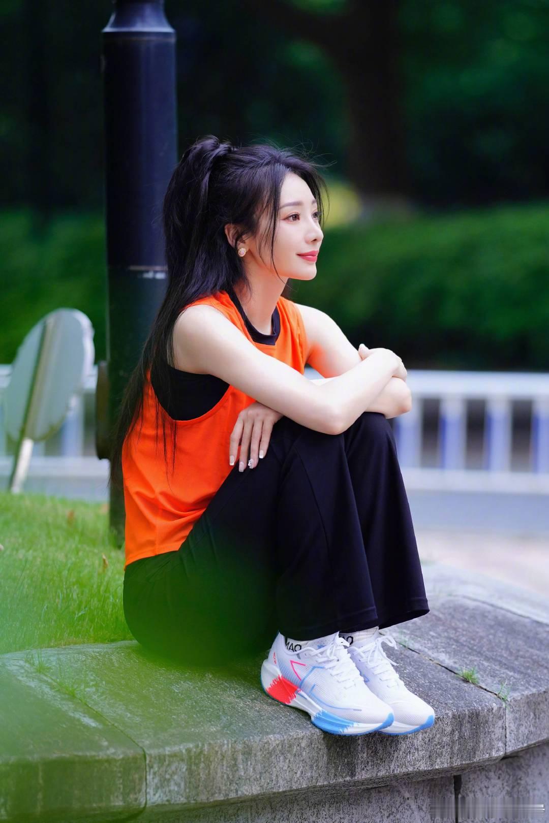 #柳岩本名杨柳随妈姓# 柳岩本名杨柳，是随母亲姓的，在她出生前就决定好的 ​​​