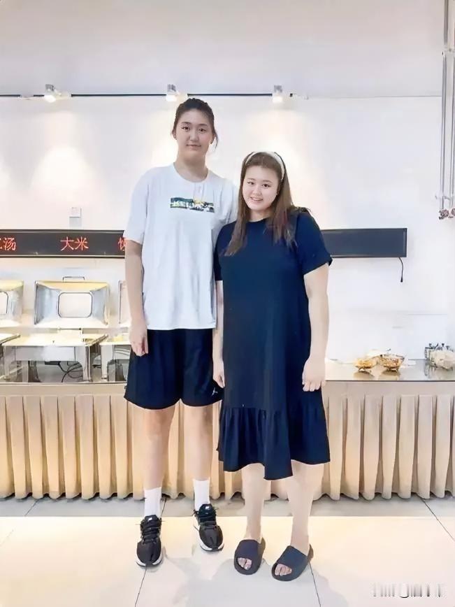 中国女篮二大内线巨无霸昨夜隔空对话，孰强孰弱数据一目了然！

中国女篮国家队昨晚