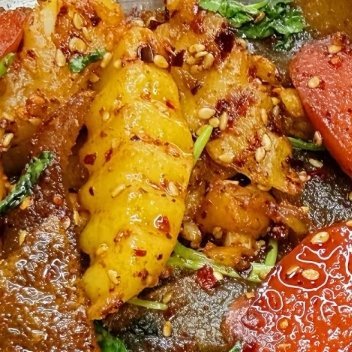 苏新皓 苕皮加土豆食材:芍皮、土豆、火腿肠、蒜末、香菜🍃做法:1、锅中倒入适量