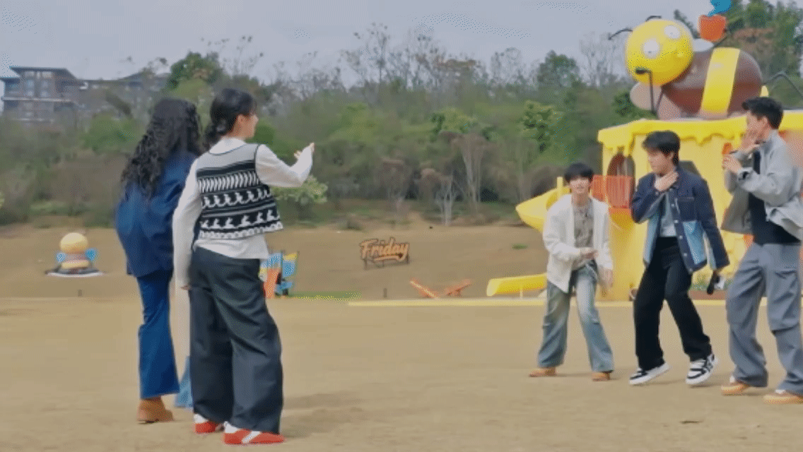 穆祉丞杨子姗舞王交流穆祉丞与杨子姗在节目中上演舞王交流，初次见面就默契共舞，画风