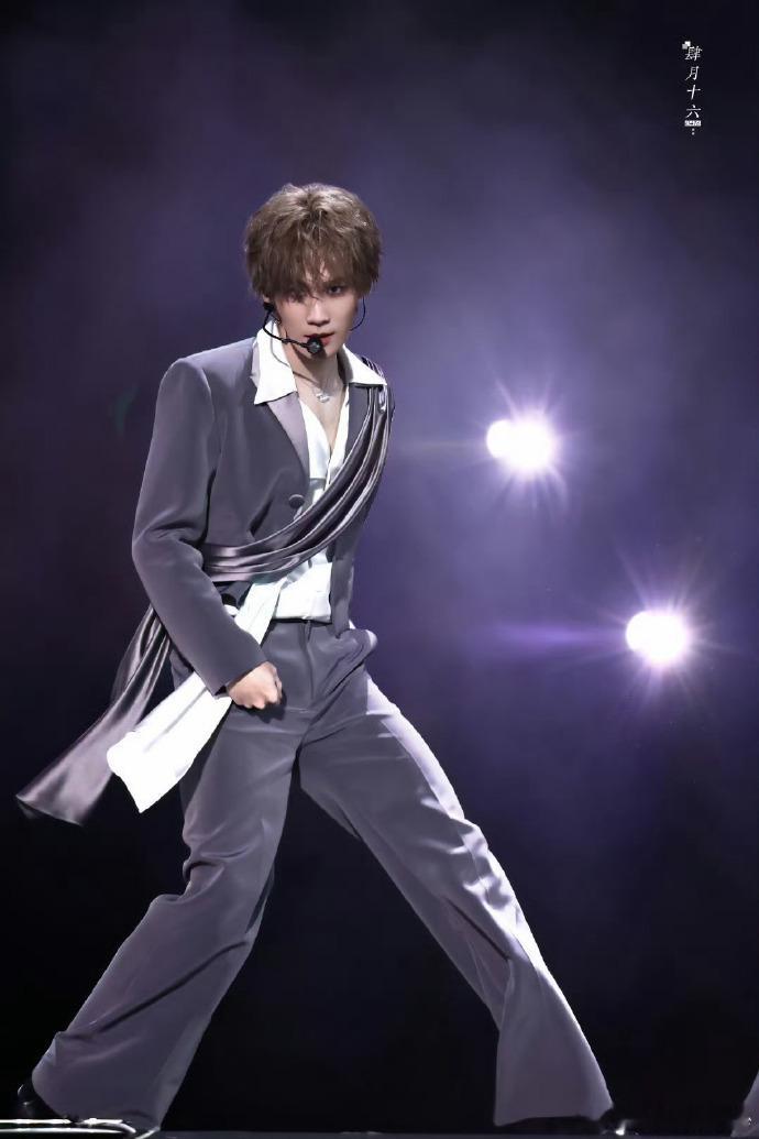 当张真源喊出“宝贝”时，姚PD的一瞬间反应让人忍俊不禁，现场的气氛一下子变得更加