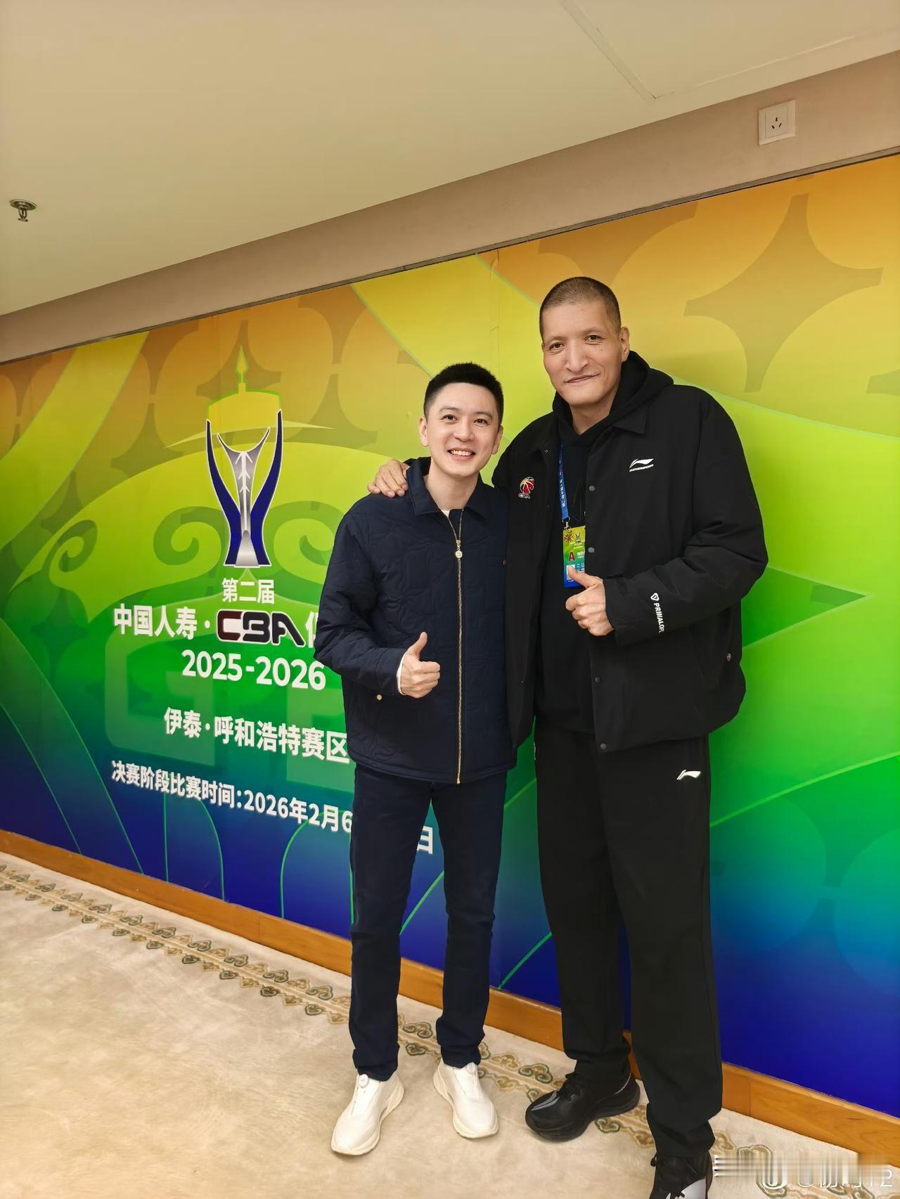 杨鸣指导在篮球名宿巴特尔身边，像极了一个小手办，哈哈哈……作为一个篮球爱好者，突