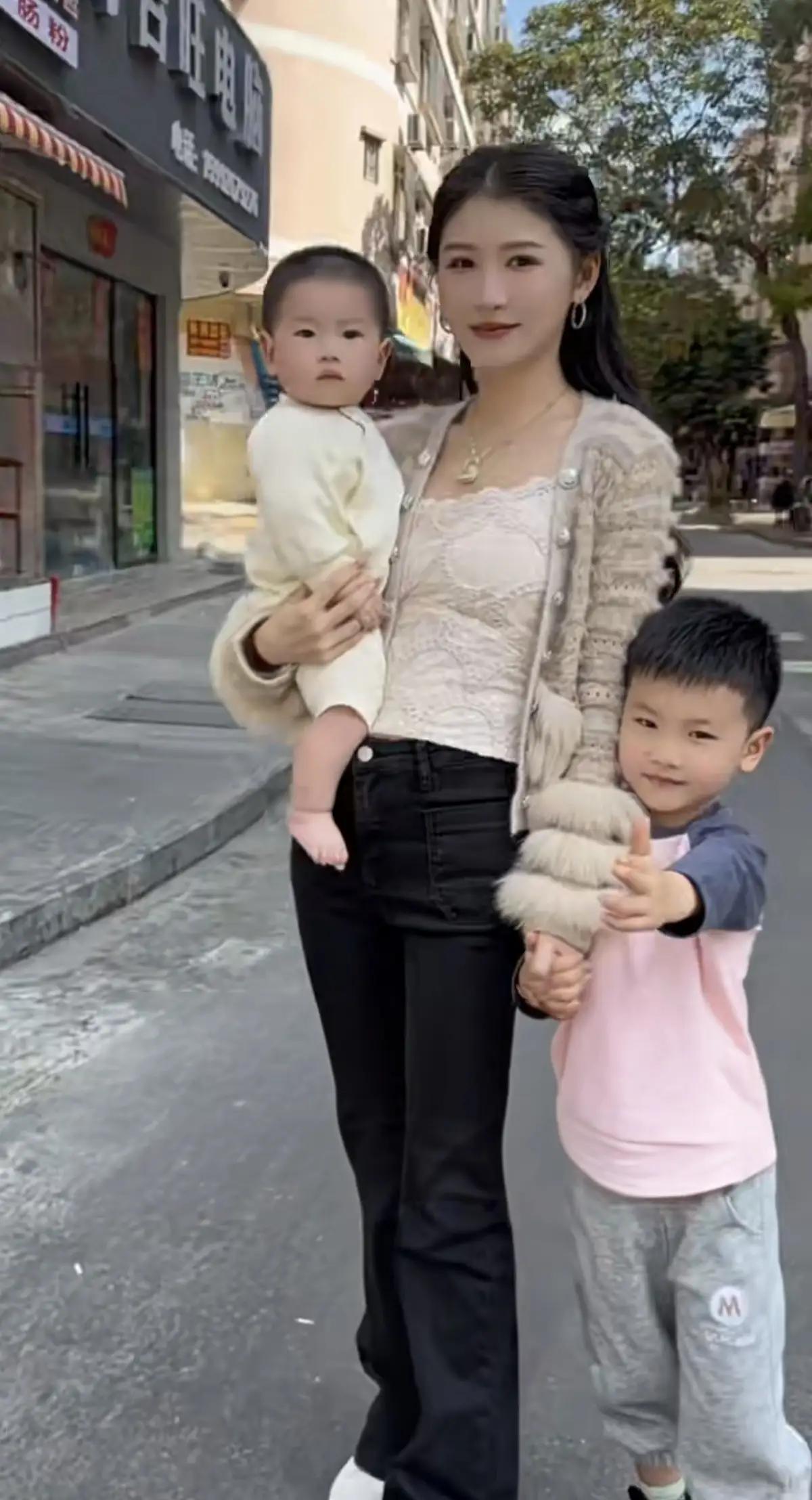 “贵气”“福气”？
不。
真正被命运暗自加冕的，从来不是孩子的性别，
而是那个在