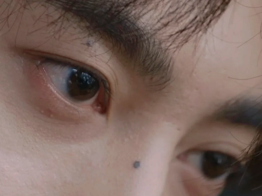 看到隐形眼镜了！一点磨皮不上啊 ​​​