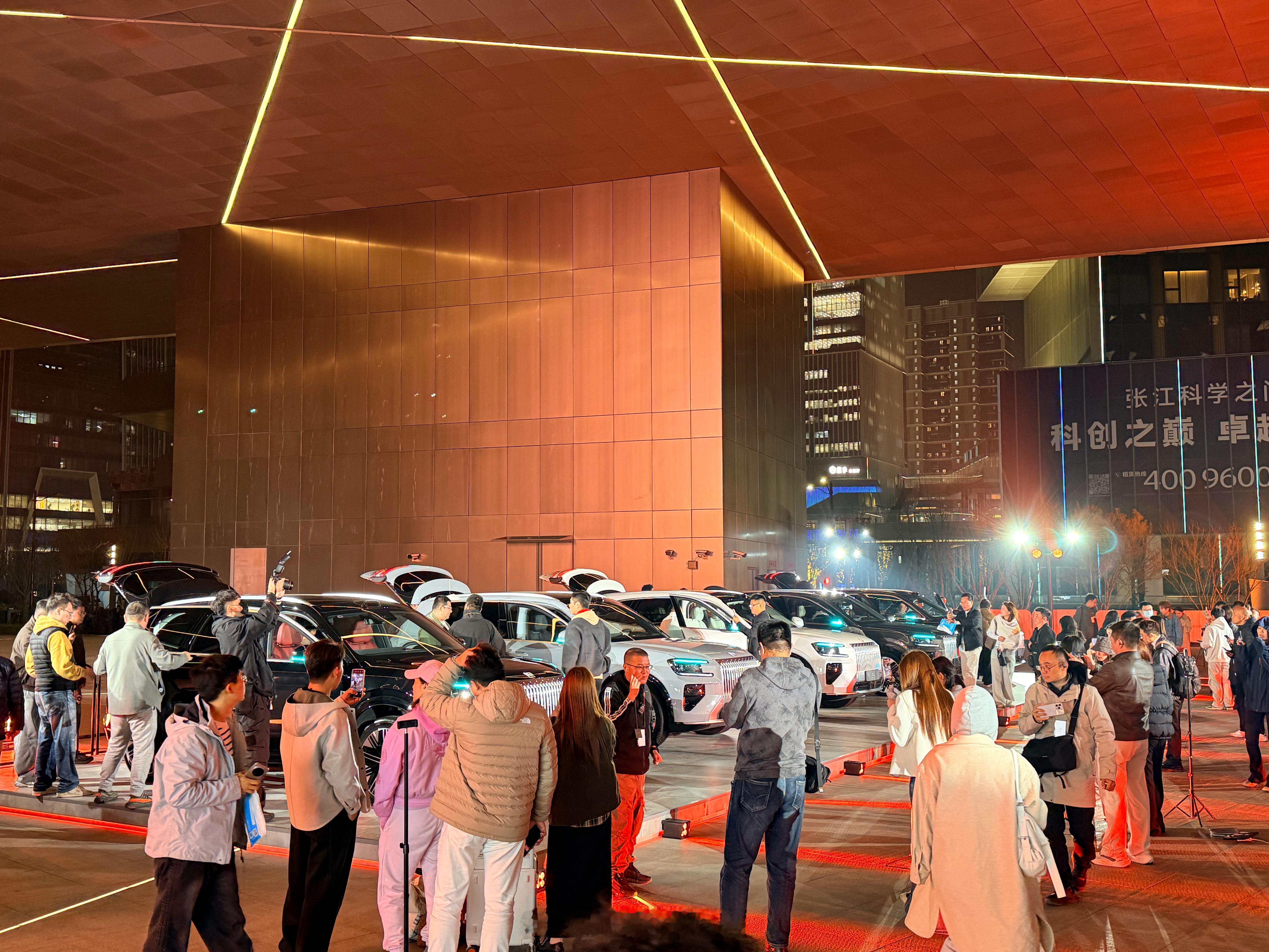 极氪9X的小弟今天上市，人山人海的……看看到底多少钱