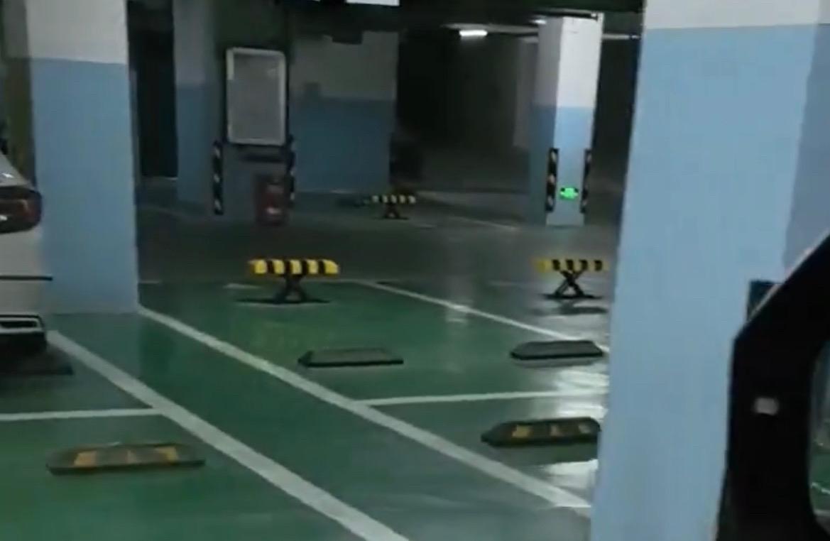 【玉林某小区的空停车位都用地锁锁住了】

9月13日，有网友爆料称：