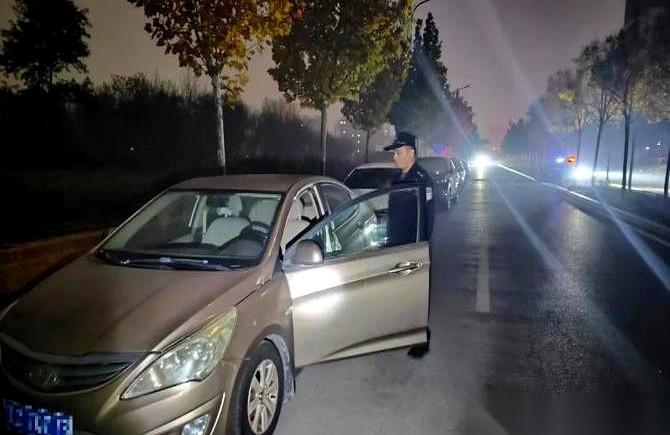 深夜，有人在挨个拉你的车门。
别怕，不是贼。
是警察。
这事儿就发生在秦皇岛。俩