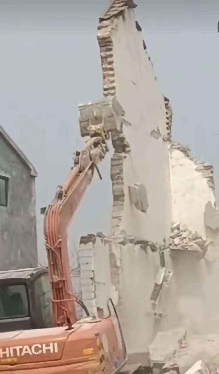 这位挖机师傅，一手操作技术着实让人佩服。
 
雇主特意交代了任务，要把眼前这堵高