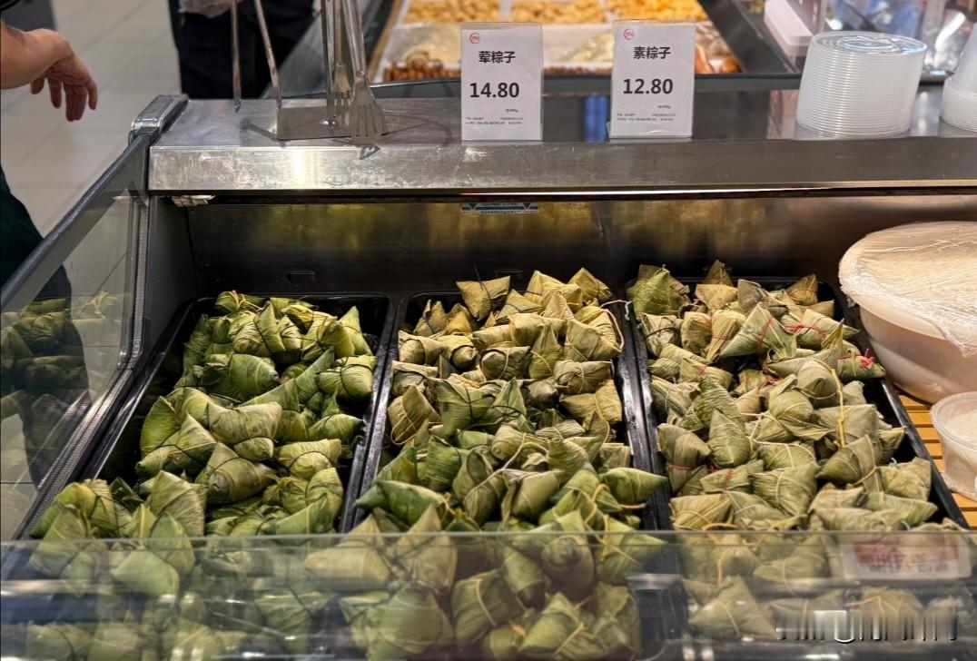 端午一过，海量滞销粽子都去哪了？真相超出想象。
 
端午热度一过，各大超市、电商