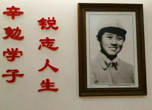 1941年，女战士辛锐因受伤被日军包围，辛锐扯过棉被盖住了自己，日军兴奋地喊道：