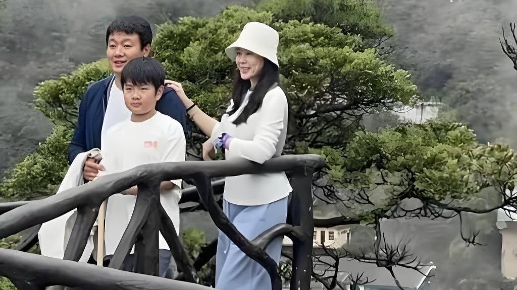 清明时节，一位女子踏上了三清山的旅程，意外邂逅了演员佟大为和他的家人。三清山，这