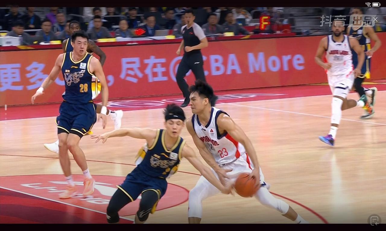 徐杰对郭艾伦严防死守，不仅仅抢断多，三分球都偷袭三次

徐杰上半场拿9分6助攻1