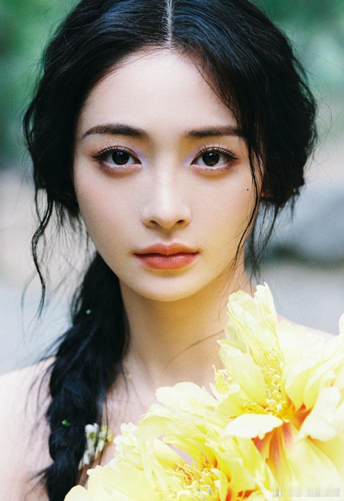 周洁琼一笑甜化银河系  周洁琼花见了都嫉妒 琼宝在自然怀抱，宛如春日绽放的繁花。
