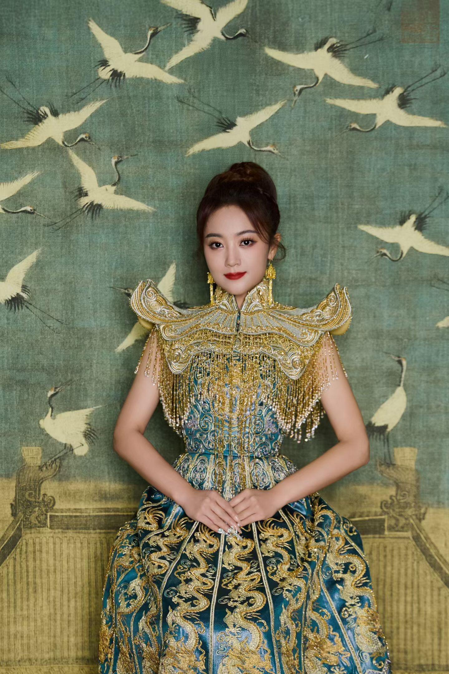 王小玮把太和殿穿去戛纳王小玮这一套衣承故宫 🦁 狮韵为髻，直接把太和殿穿身上了