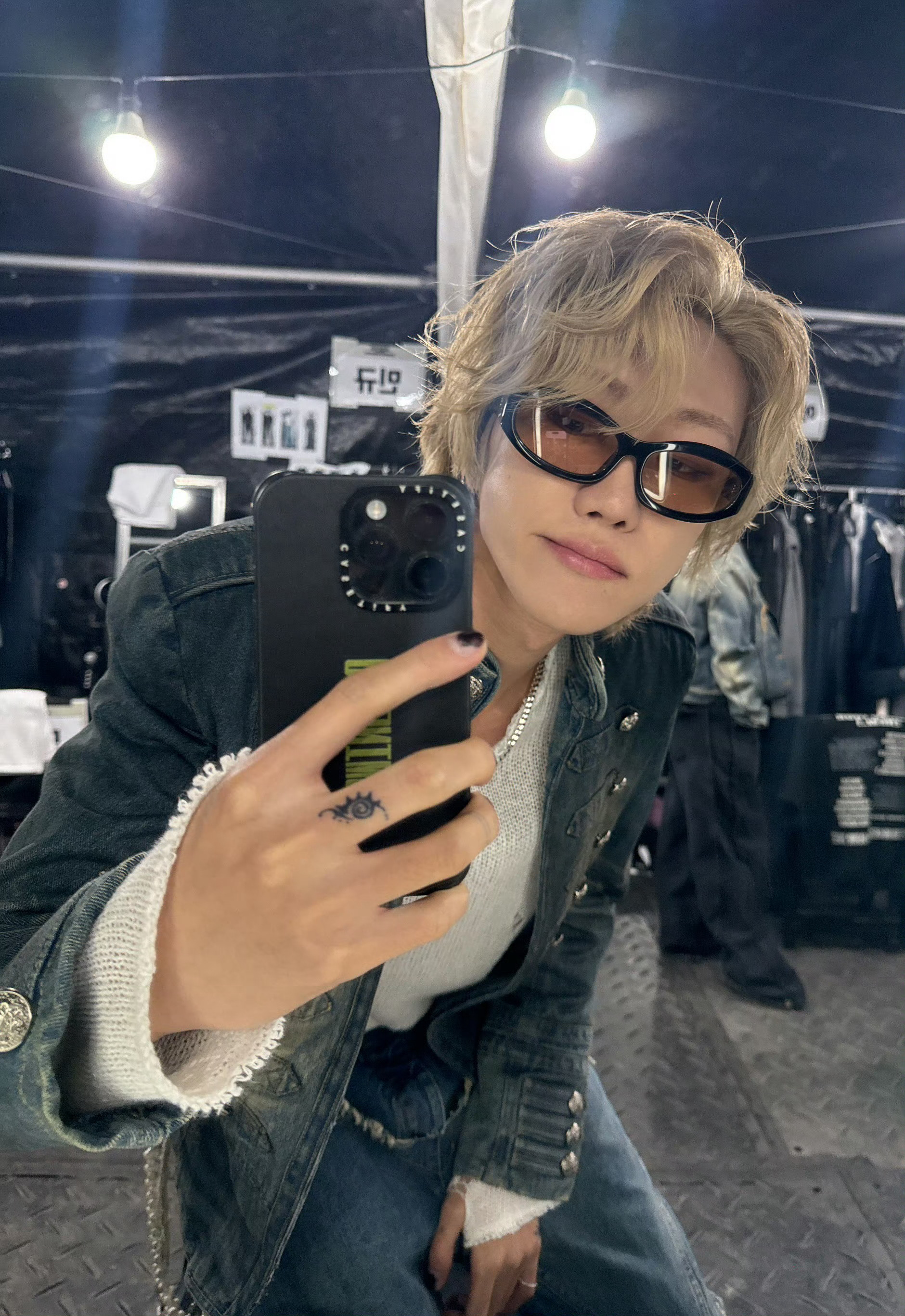 徐明浩墨镜自拍徐明浩wvs更新墨镜自拍照📸收获双倍可爱暖心叮嘱：今天会更冷哦，