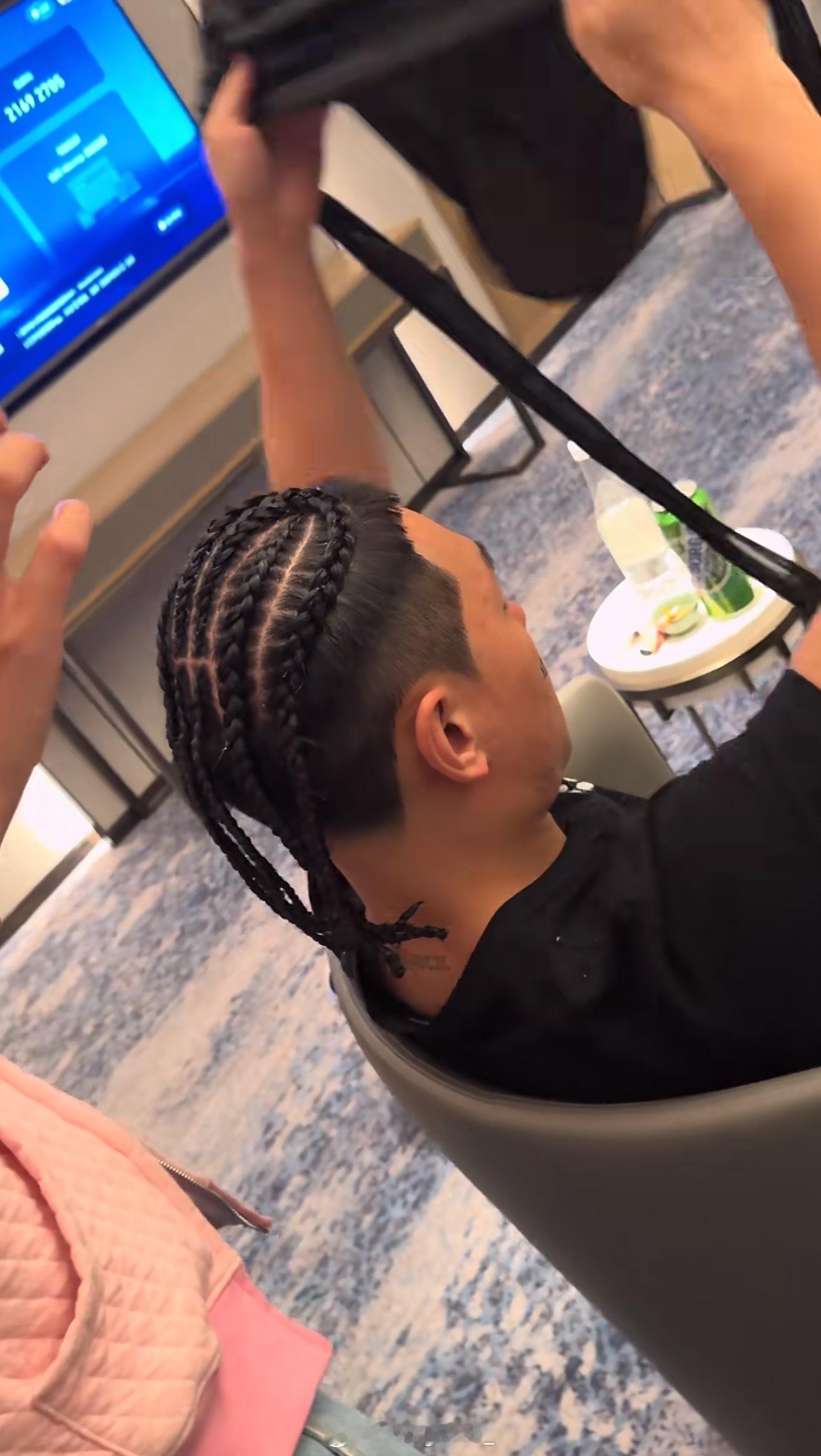 编发师AGE 晒出今晚Mac体育场演出的发型！MacOvaSeas