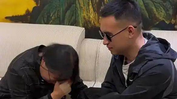 11月16日，“七一勋章”获得者张桂梅与“八一勋章”获得者杜富国会面时，因心疼其