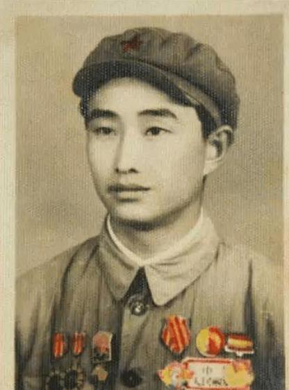 1943年，一位年仅18岁的宋岭春，以其非凡的勇气和精湛的枪法，百米狙杀日军飞行