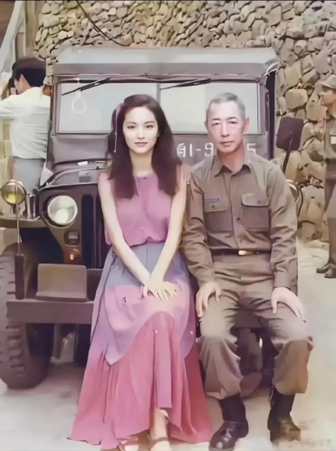1980 年，26 岁的林青霞与父亲林维良留下这张珍贵合影。彼时林青霞已在影坛崭