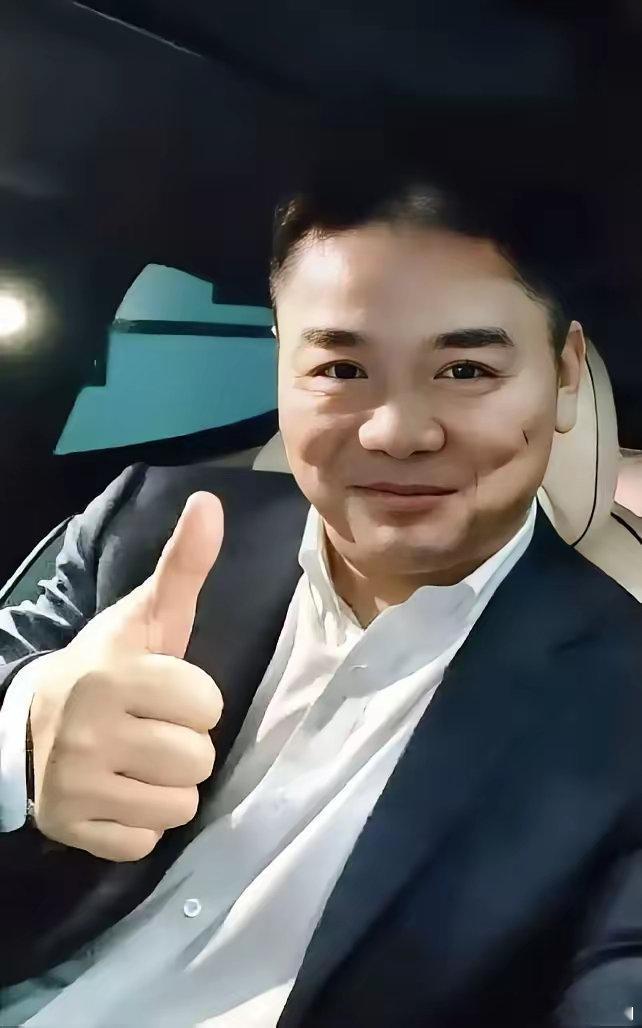 刘强东面相有变化，脸部柔和慈祥，似添佛相，相由心生，气质渐显不同。 ​​​