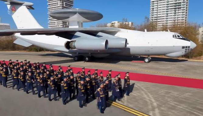朝鲜这次怕是有点高估自家的技术水平了！
新型预警机亮相的时候，机身上压根缺着必要