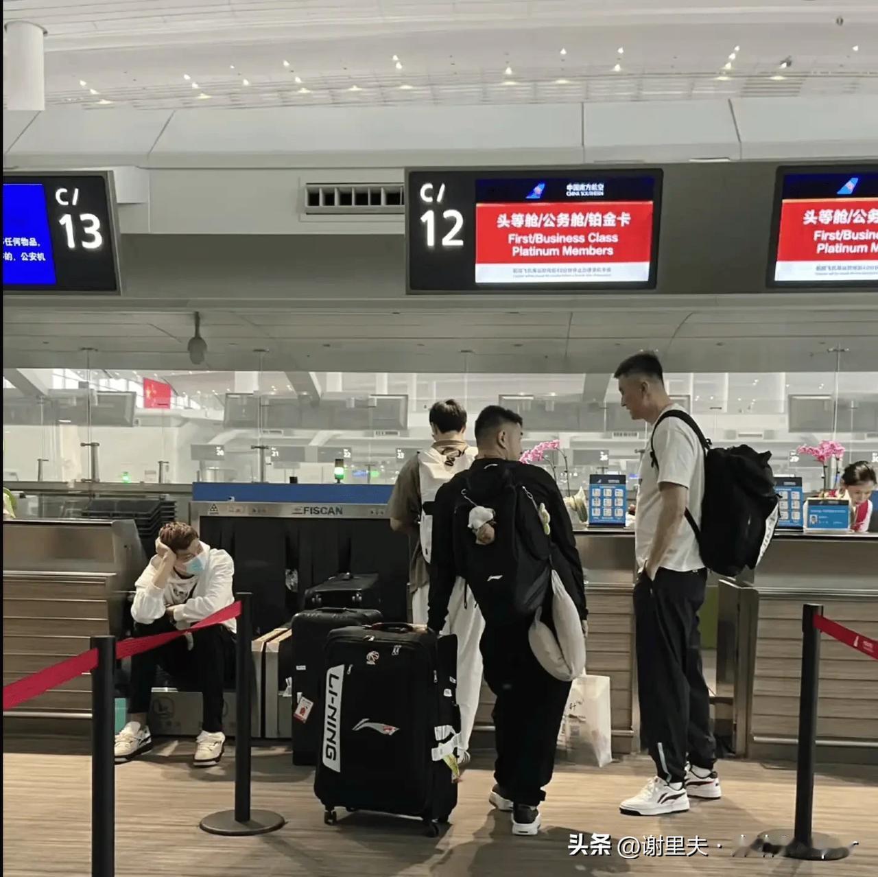 杜锋亲自关照，周琦和胡明轩飞沈阳坐头等舱，这是广东队的大宝贝和小宝贝，必须要吃好
