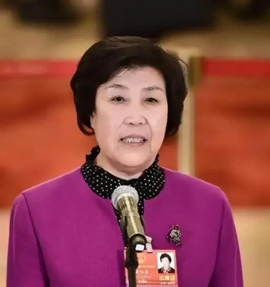 1980年，33岁的 郭凤莲被叫进大寨党支部办公室。上级来人念了一份调令：免去大