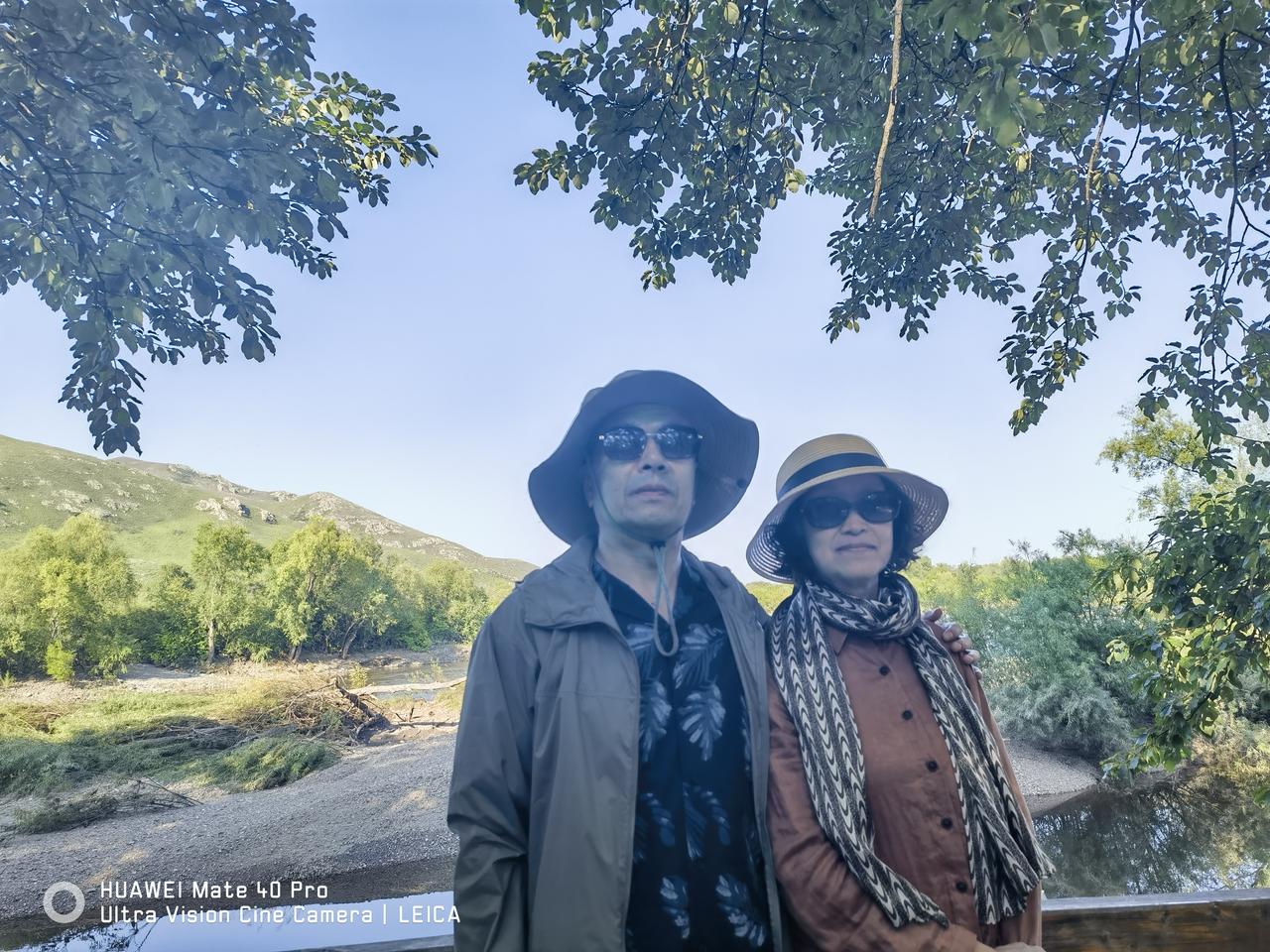 我退休一年多了，老婆是55周岁退的，已经好几年了。目前，她负责接送孙女孙子，我负