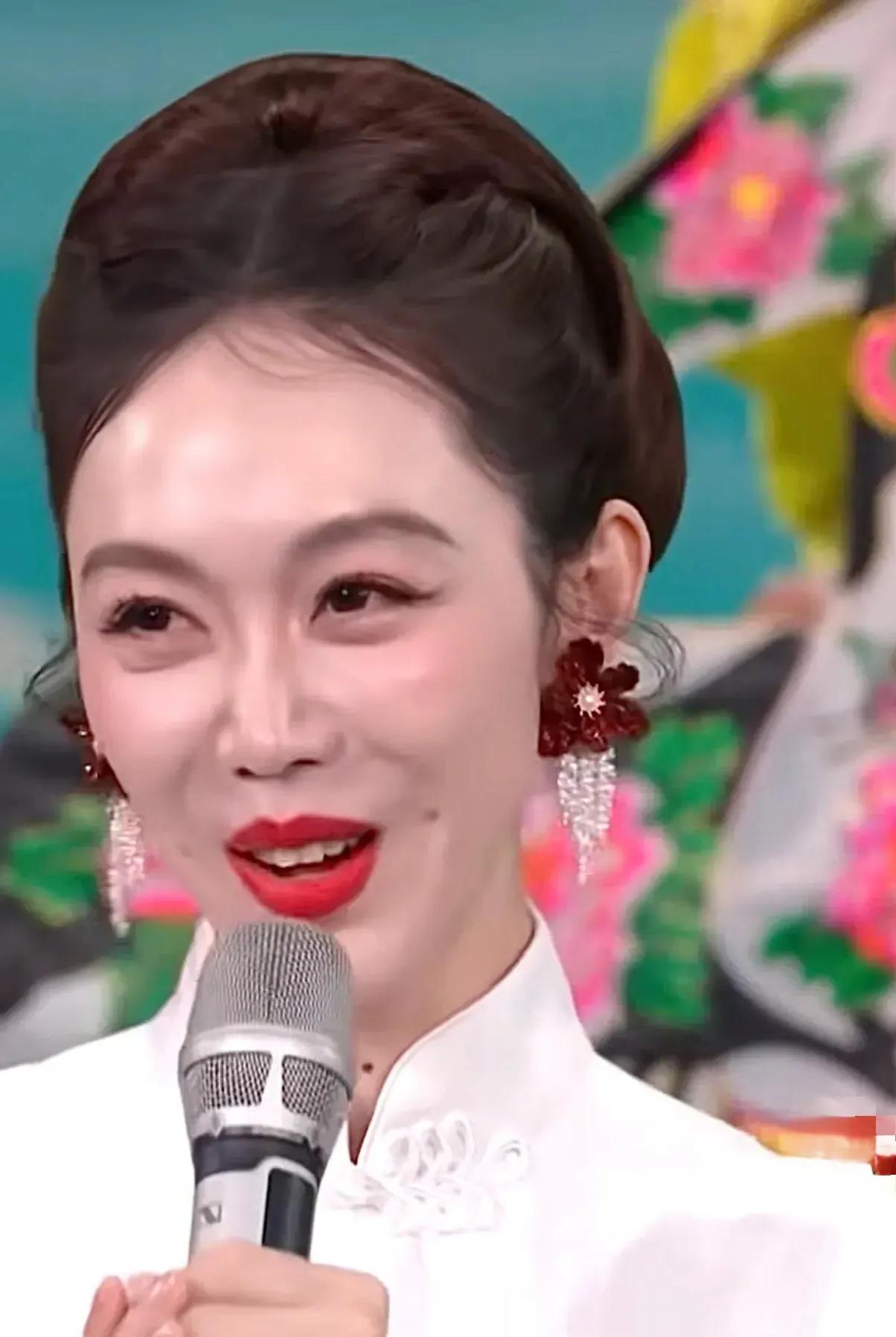 人红是非多，都在议论姜妍在元宵晚会上浓妆艳抹、擦脂抹粉，又在议论姜妍凭什么在今年