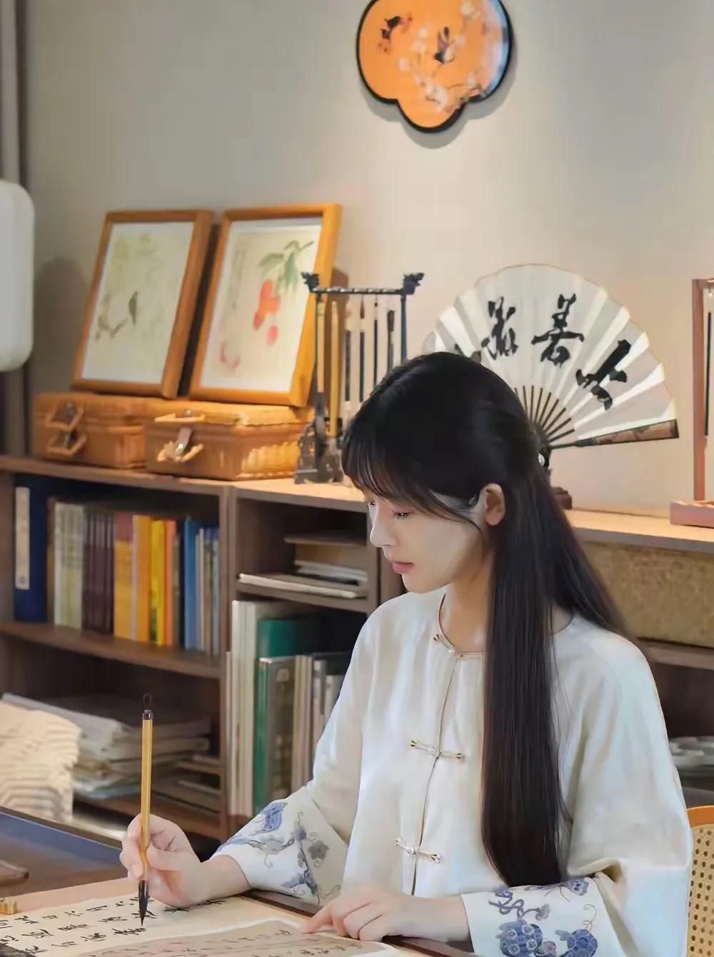 爱女居家勤绘画，
柴门依谷赏繁花，
横批：《爱女与柴门》