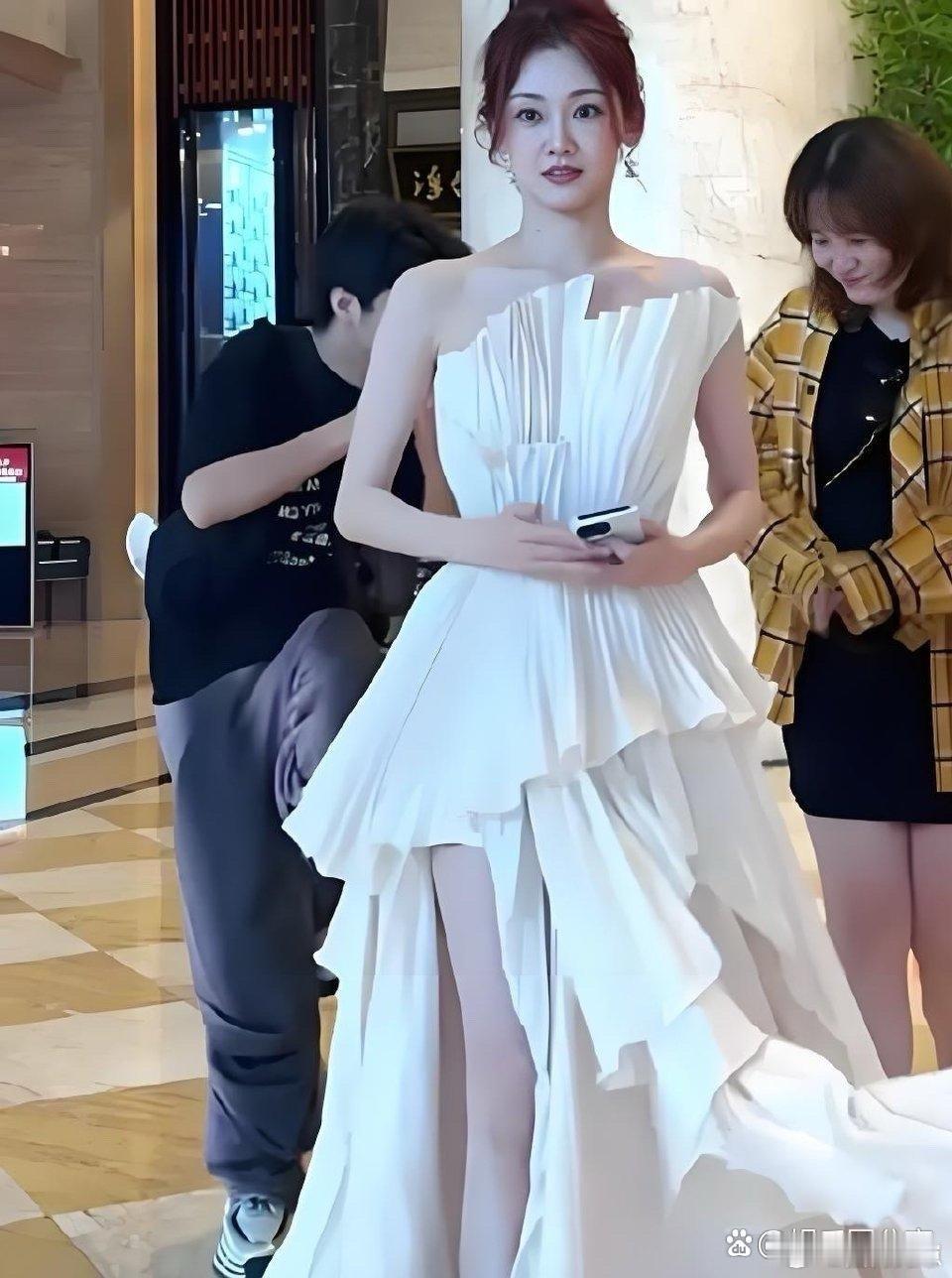 苗苗真的太绝了，生完三个孩子，身上完全没有一丝妈味，依旧是少女感满满，状态好到让