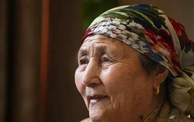 1977年，新疆妇人阿尼帕在街上发现一名衣衫破旧的11岁汉族女孩。只见这个女孩在
