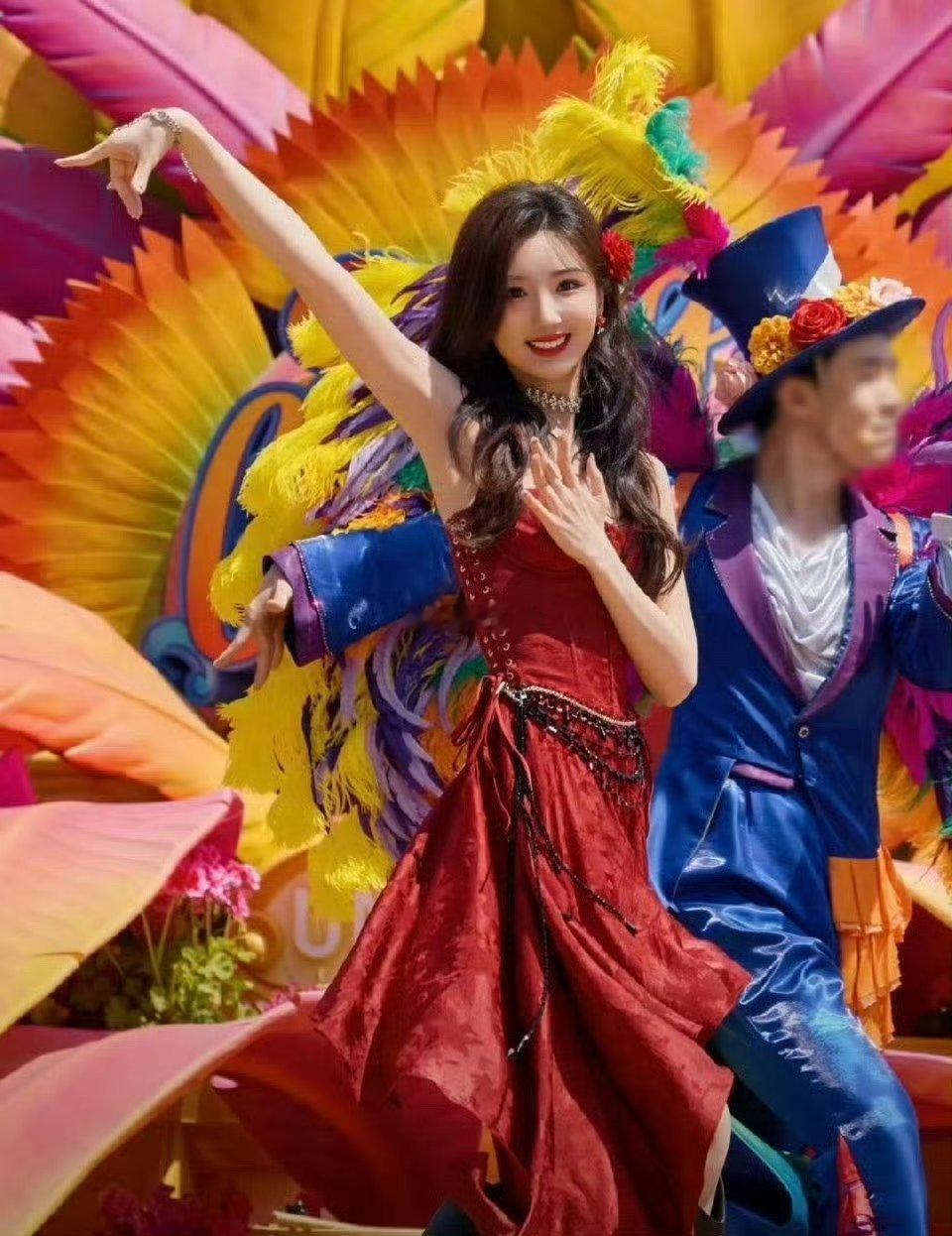 内娱很爽的一幕出现了：毛晓彤在环球影城闪耀 陈翔在县里独美[二哈] ​ ​​​