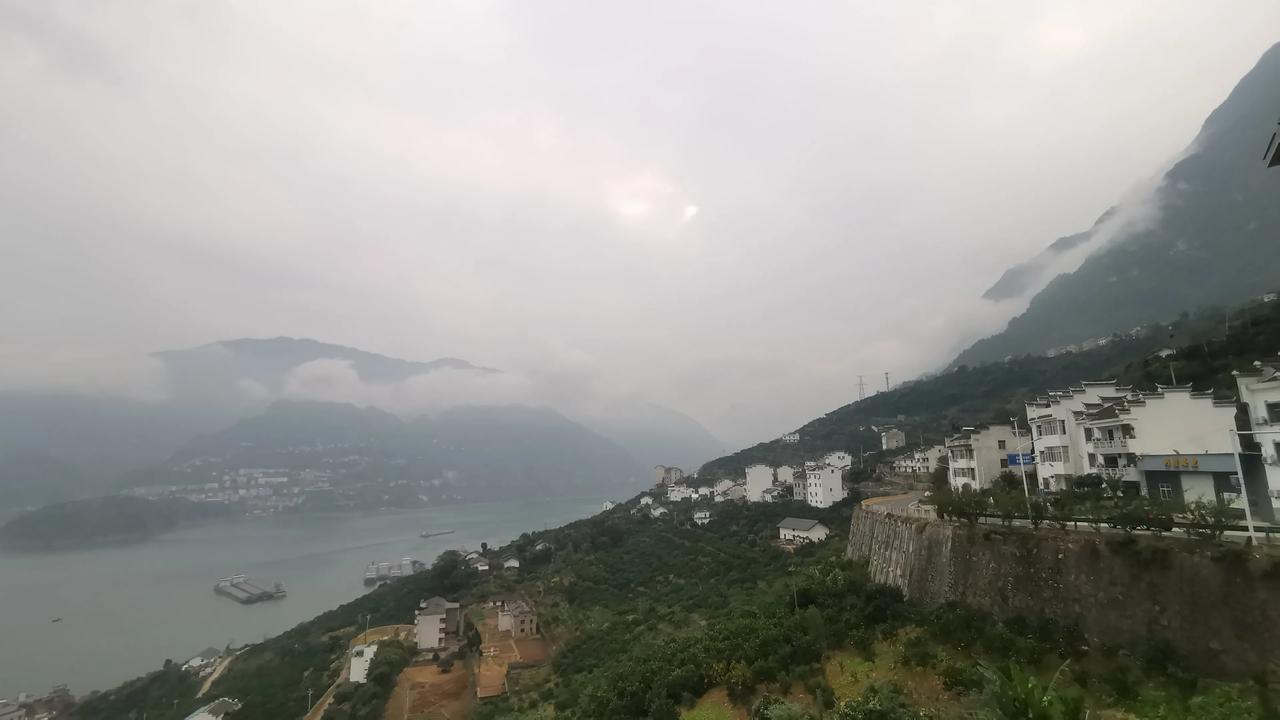 西陵峡。（芜湖至铜陵至枞阳至安庆至宿松至黄梅至九江至遂昌至武穴至黄石至鄂州至黄冈