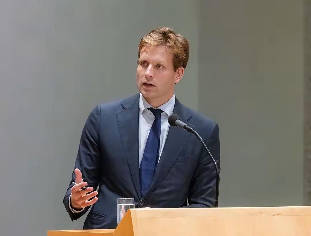 荷兰经济大臣卡雷曼斯在社交媒体X上发文表示，已暂停对安世半导体对干预。
哦，是“