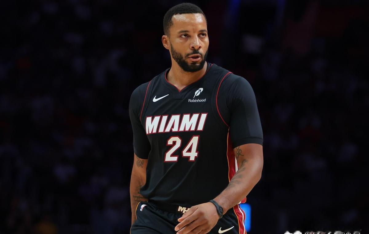 他回老东家，不是来叙旧的。
三分线外拔就射，篮下硬扛就进。
快船没他，缺了把刀；