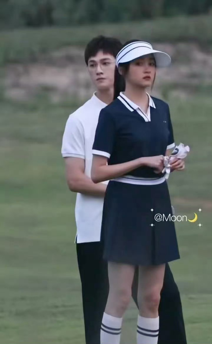 关晓彤李昀锐打高尔夫路透关晓彤李昀锐同框好养眼啊，很高干文男主的感觉！晓彤越来越