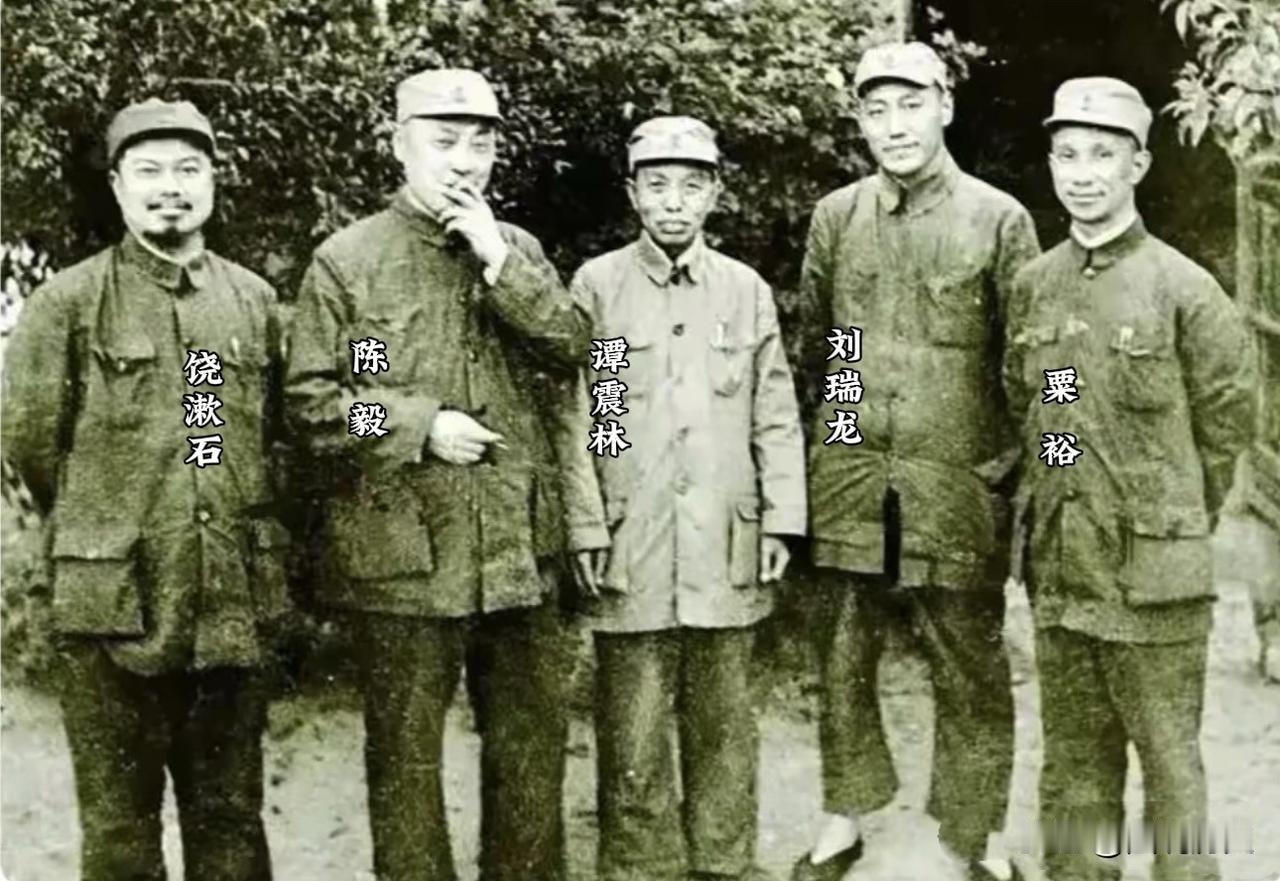 华野的五位首长珍贵合影！

这张老照片拍摄于1947年初，五位华野的高层留下这张