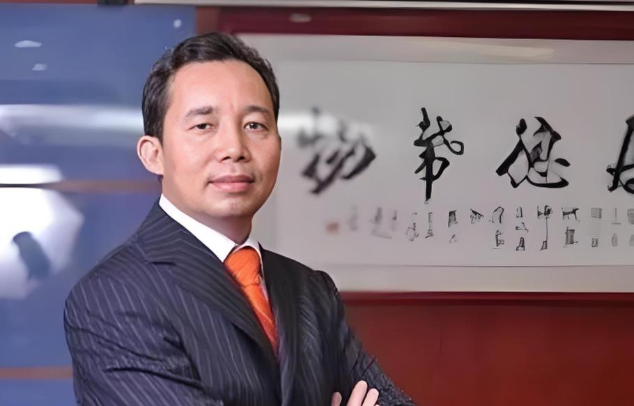1993年，“包工头”黄德满花3000元接手了一家资不抵债的宾馆，改名维也纳酒店