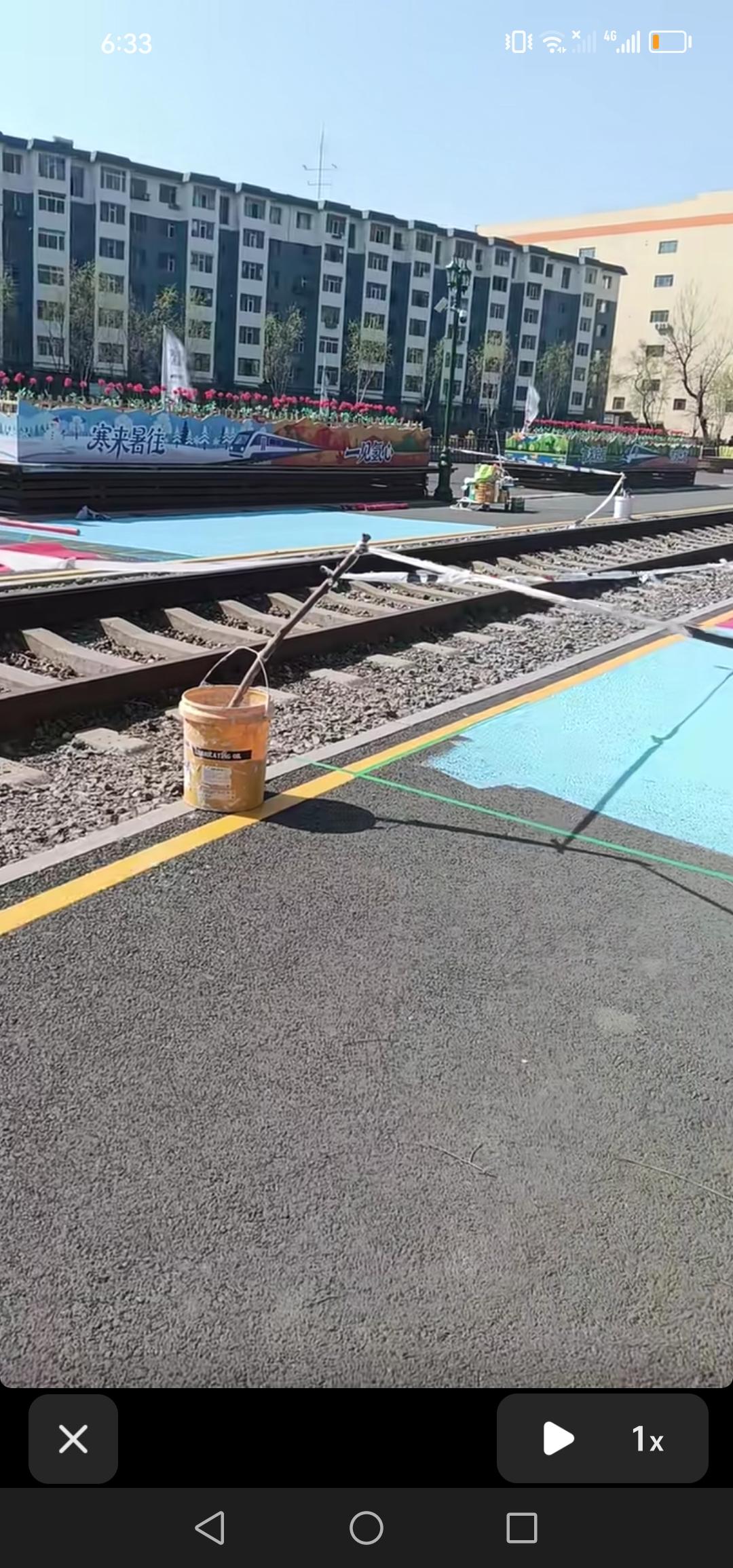 吉林市吉海铁路慢行步道开始刷漆啦，十公里长的步道涂上彩漆，必定美轮美奂！

近日
