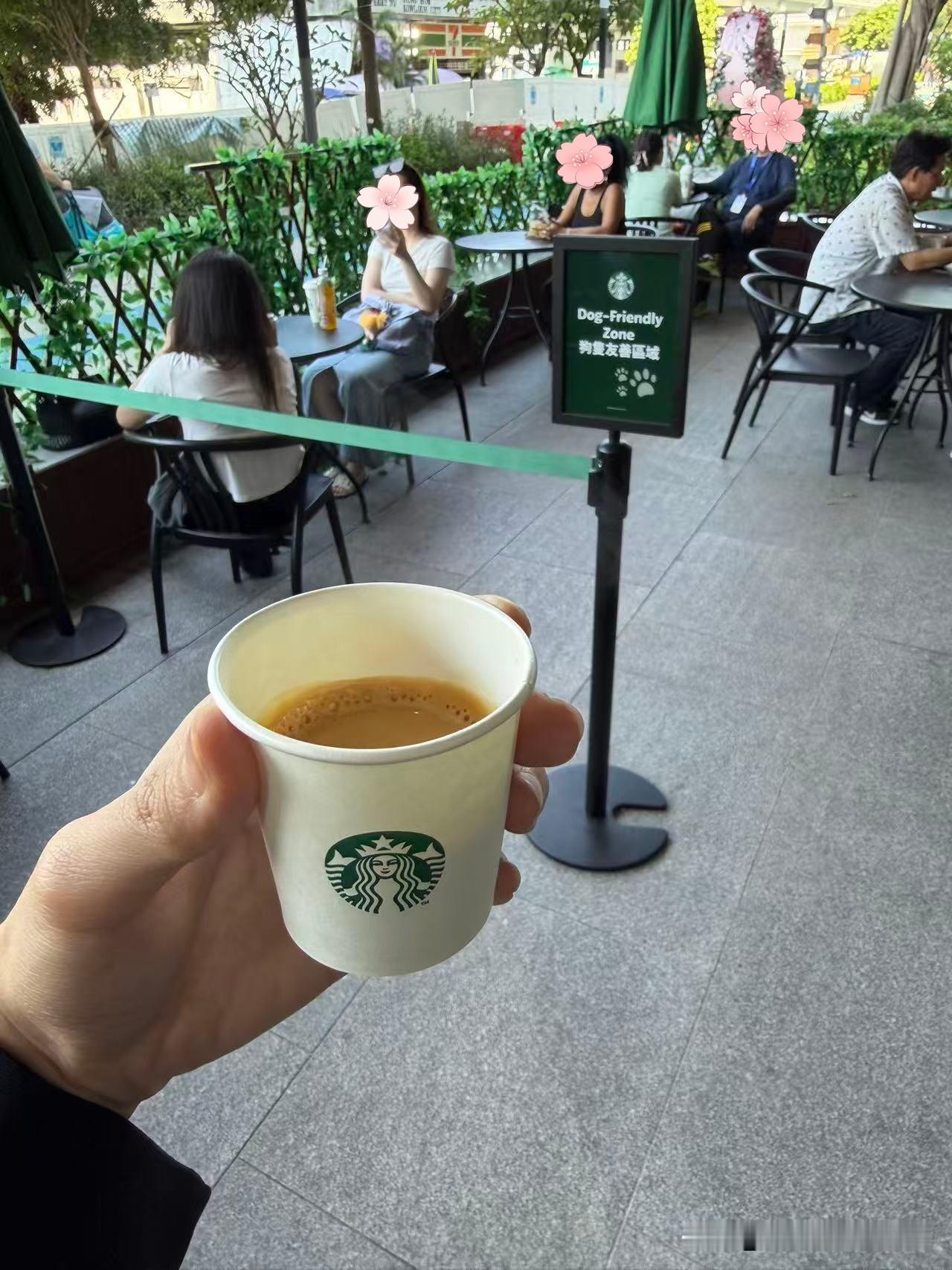 香港十月份，还是夏天，还可以穿半袖。我看儿子给我发的星巴克，年轻人在室外坐着，悠